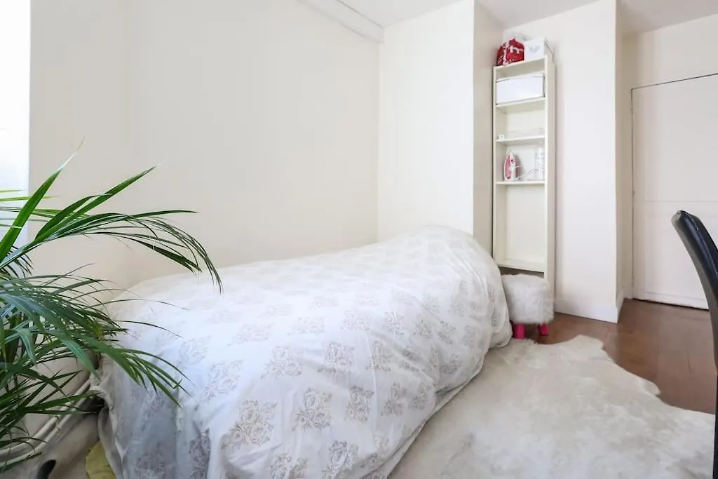 Central And Parisian Style - 3 Bedrooms Apartment