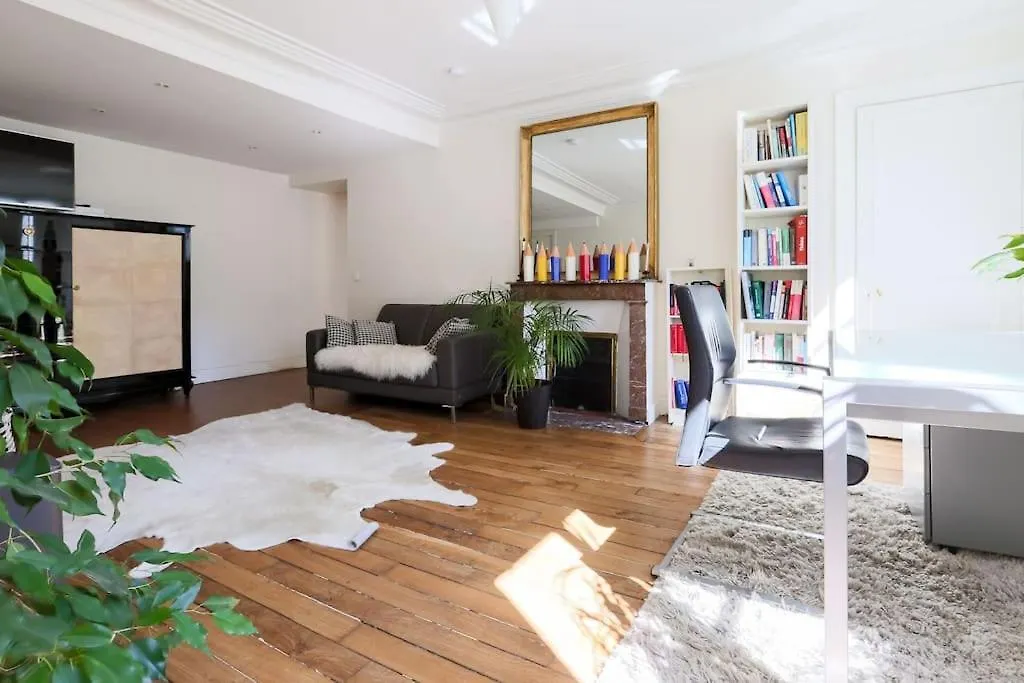 Central And Parisian Style - 3 Bedrooms Apartment Paris
